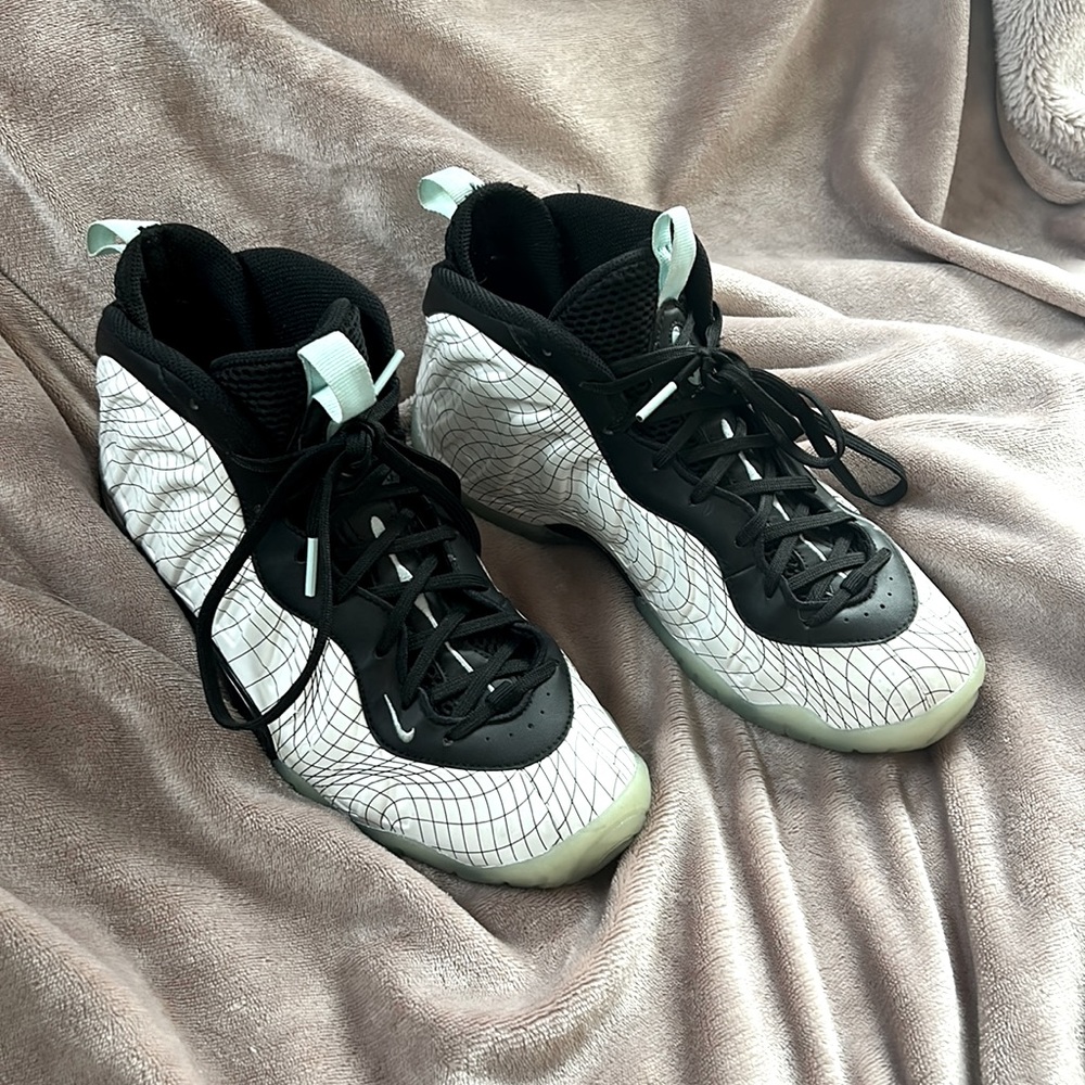 Nike Little Posite One Y6.5 gently used 
BLACK / PLATINUM TINT / GLACIER ICE